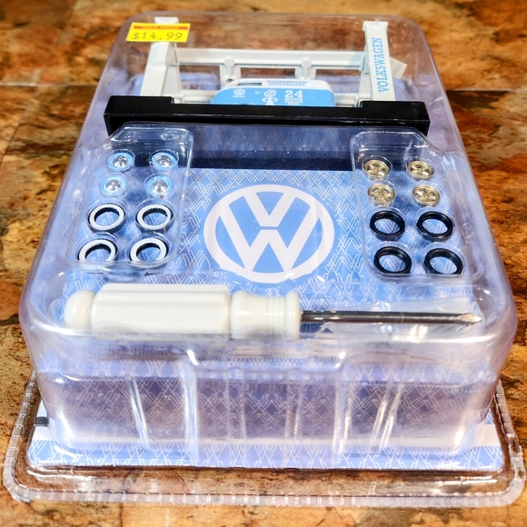 M2 Machines 1960 - V.W. - Delivery Van •  • 8- Yrs. - Up • 8,000 Pcs. WorldWide - Picture 5 of 5